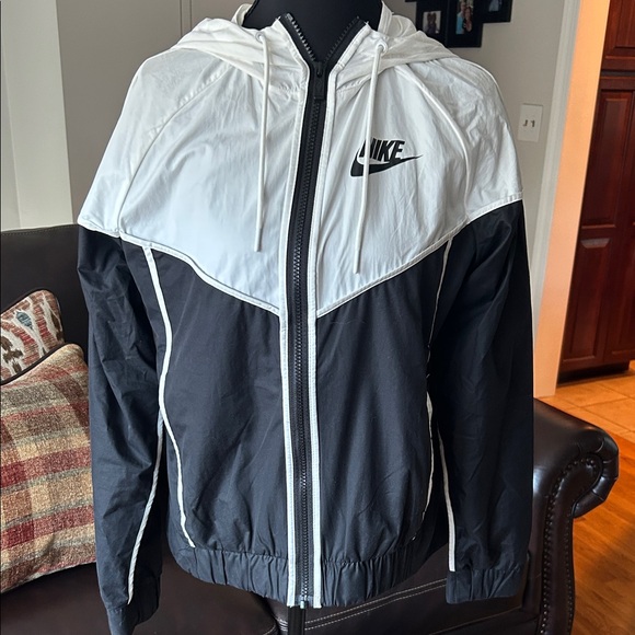 Nike Black and White Women's Jacket - Picture 2 of 4